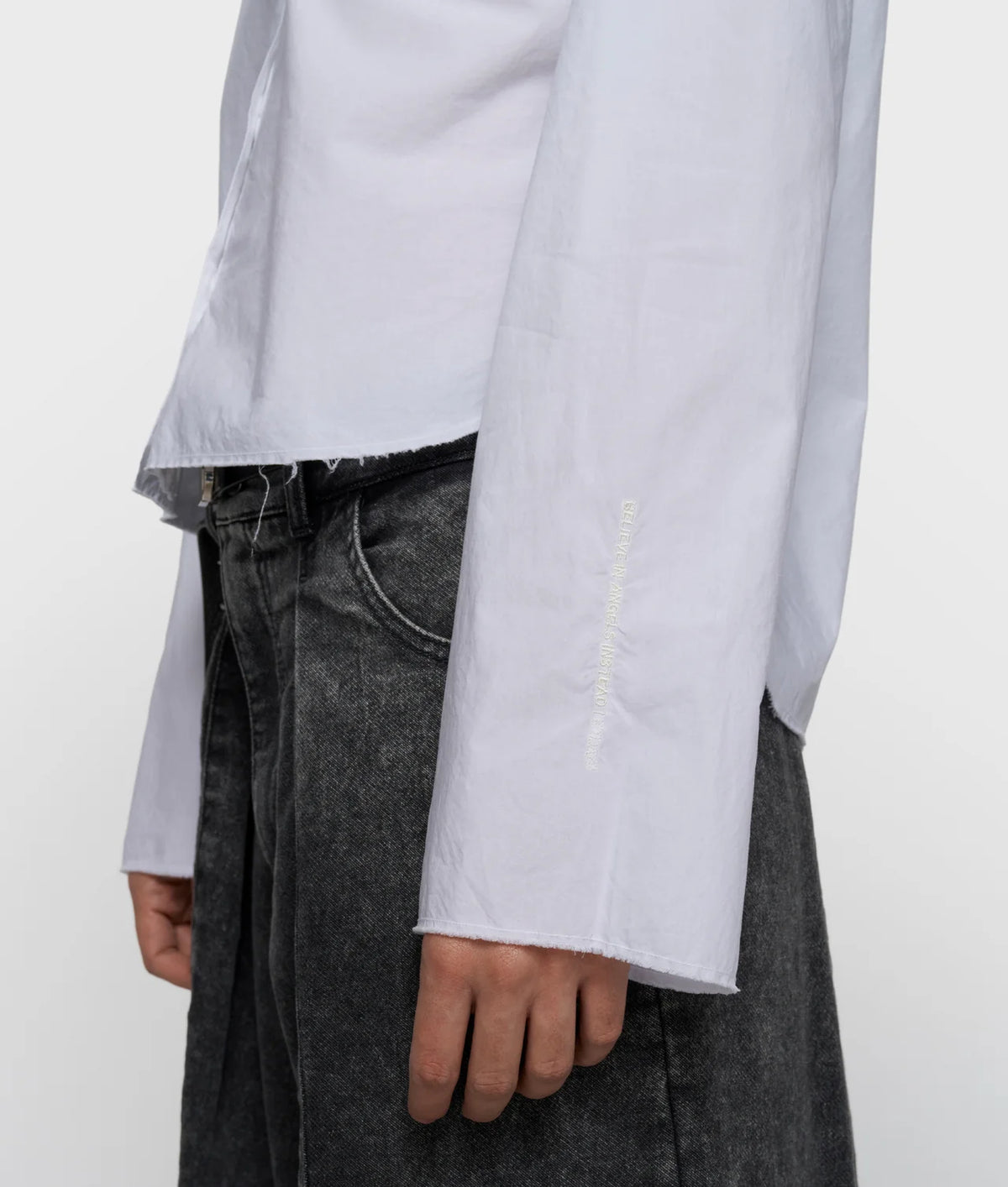 Cropped shoulder shirt